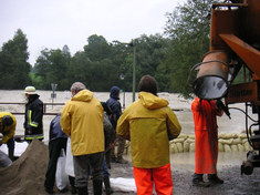 Die gefährliche Seite des Klimawandels: Einsatzkräfte und Helfer beim Hochwasser 2005