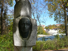 Dem "Begründer der 1. Tourenwagenkonkurrenz in Deutschland" gedenkt auch der Deutsche Automobilveteranenclub Landesgruppe Bayern. Die Stele steht im von Herkomer geschaffenen Landschaftspark westlich des Lechs in Landsberg.