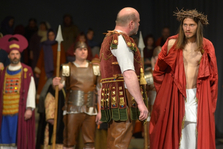 5 Pilatus (Roland Lorenz) bei der Verurteilung des Jesus (Benedikt Hornung) im Jahr 2015.