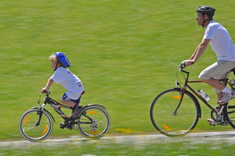 Ob Jung oder Alt: Jeder kann Energie sparen - zum Beispiel durch Fahrrad- statt Autofahren