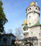 In Landsberg steht auch der bekannte Mutterturm, den Herkomer zu Ehren seiner Mutter Josephine baute und den er als Atelier und Sommersitz nutzte. Eine Holzbrücke verbindet den Turm mit dem heutigen Herkomer-Museum und Café, dem ursprünglichen Alterswohnsitz der Eltern Herkomers.