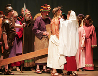 Jesus (Thomas Hindinger) begegnet beim Kreuzweg seiner Mutter (Beate Kusterer) im Jahr 2015.