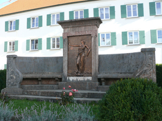 Das Kriegerdenkmal auf dem Waaler Marktplatz, das er zu Ehren der Gefallenen der Kriege 1866 und 1870/71 entwarf.